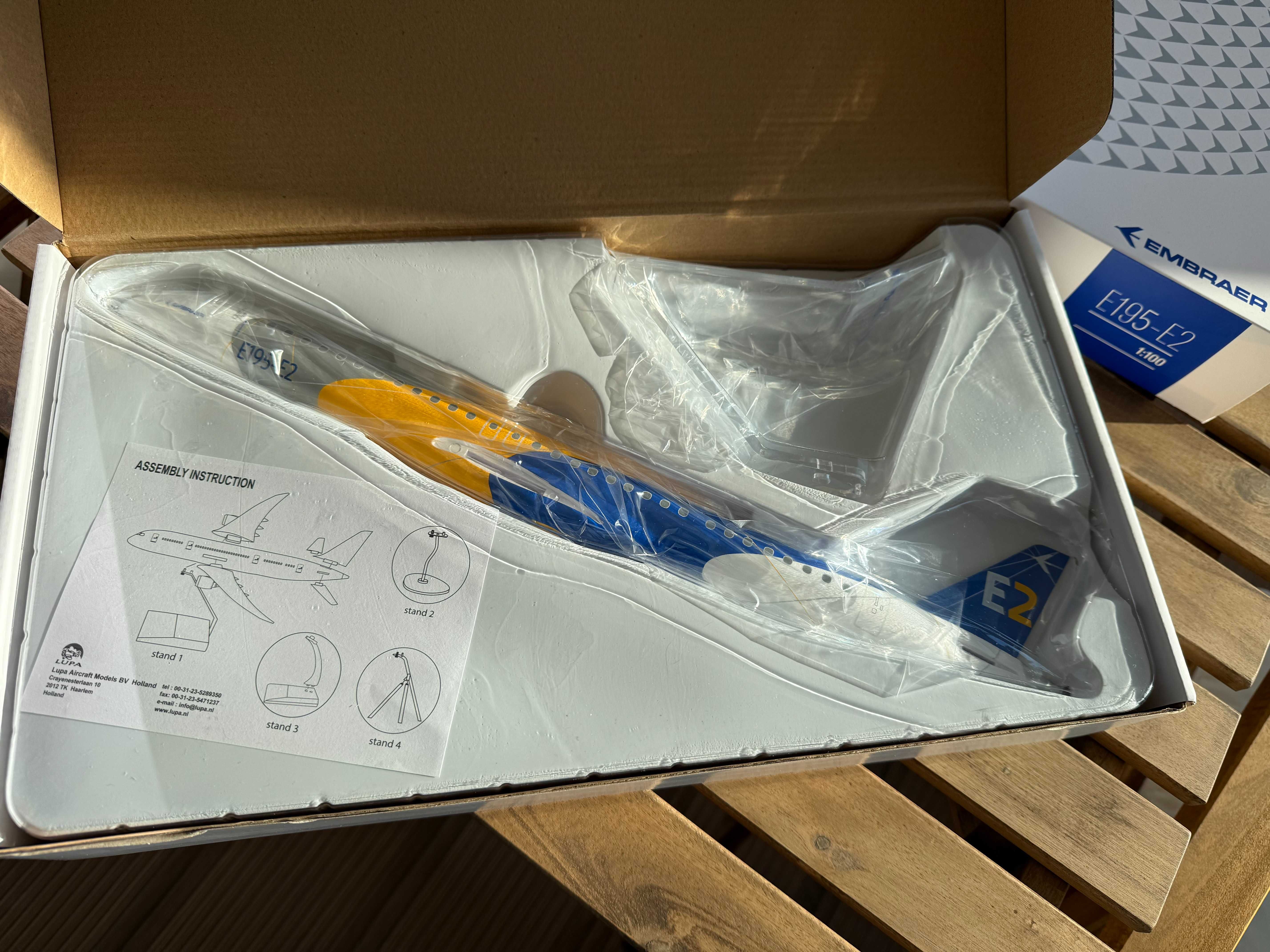 Avião Embraer 190-E2 escala 1/100 41,5cm comprimento, marca LUPA raro
