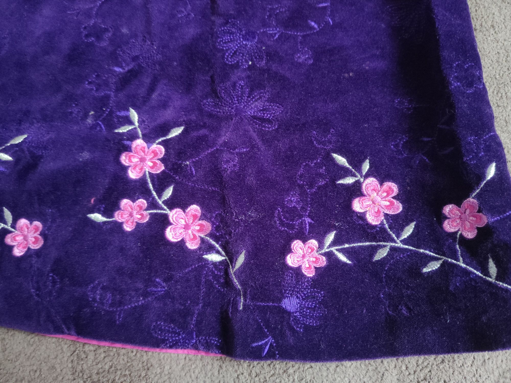 Fioletowa sukienka w haftowane kwiaty