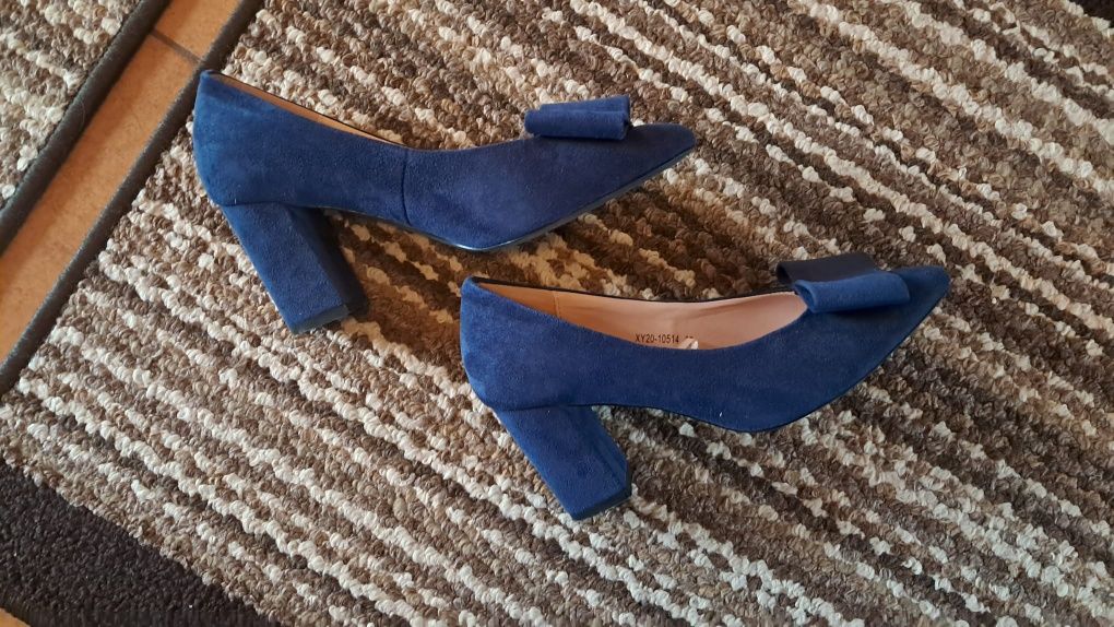 Eleganckie granatowe buty na słupku r. 37
