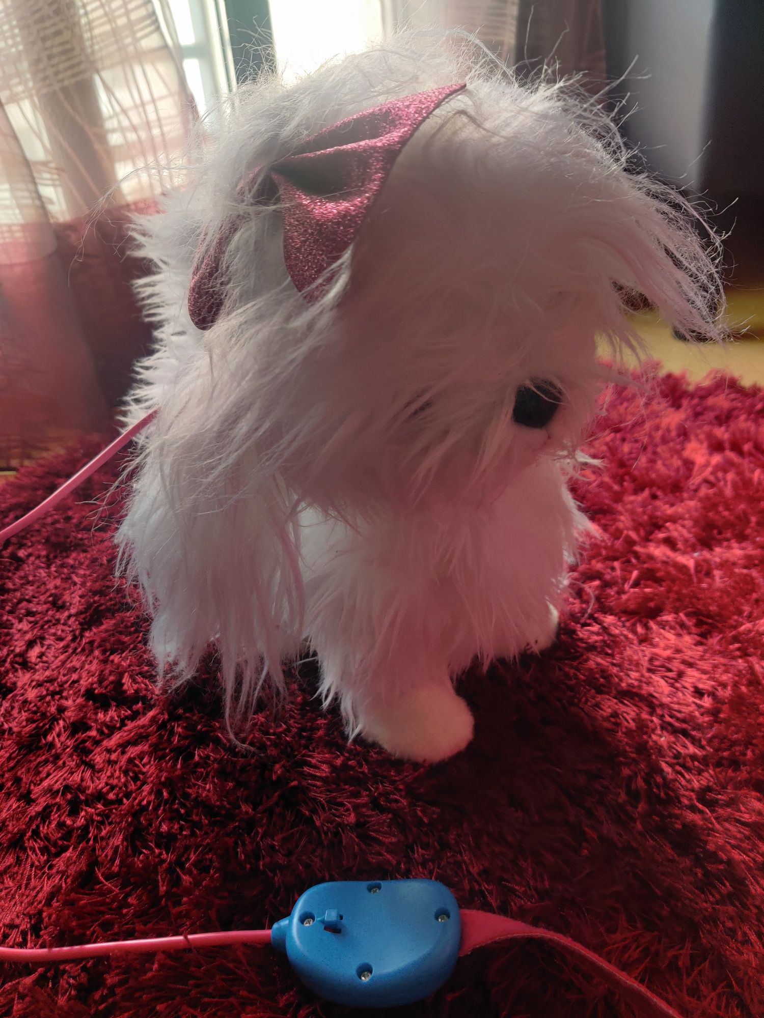 Cão branco interativo