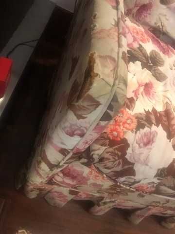 Sofa de dois lugares em flores