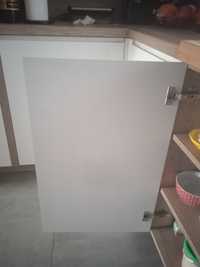 Front drzwi mebli kuchennych z lekkim obrysem. Białe na wysoki połysk