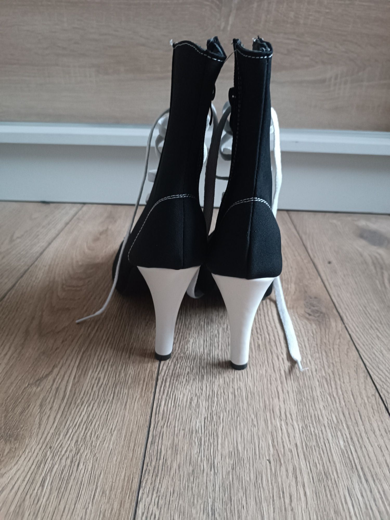 Czarne szpilki trampki