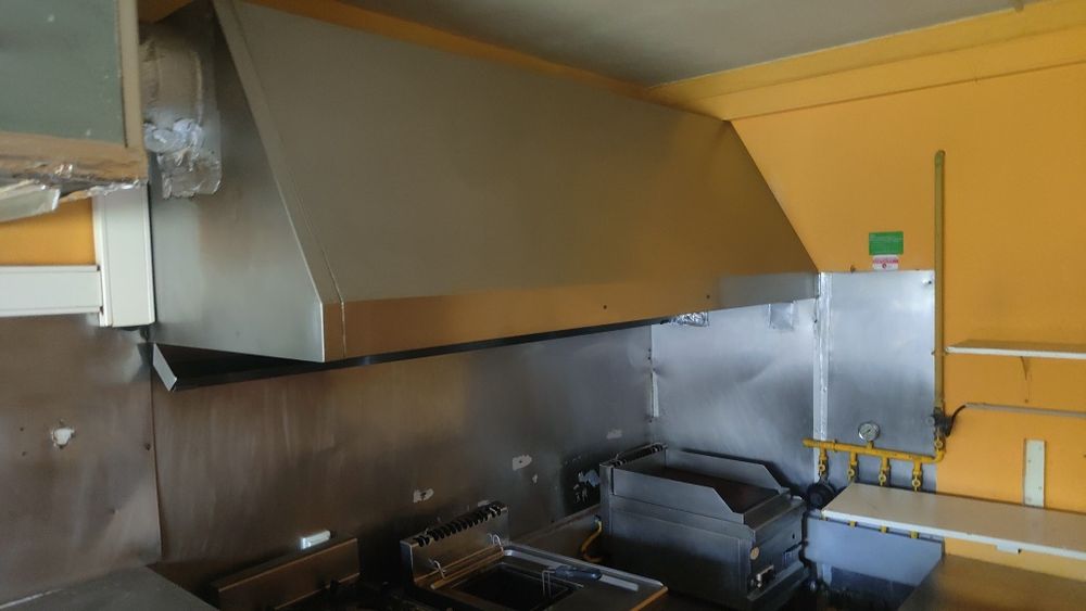 Cozinha usada em inox e bar e frigorífico de três portas