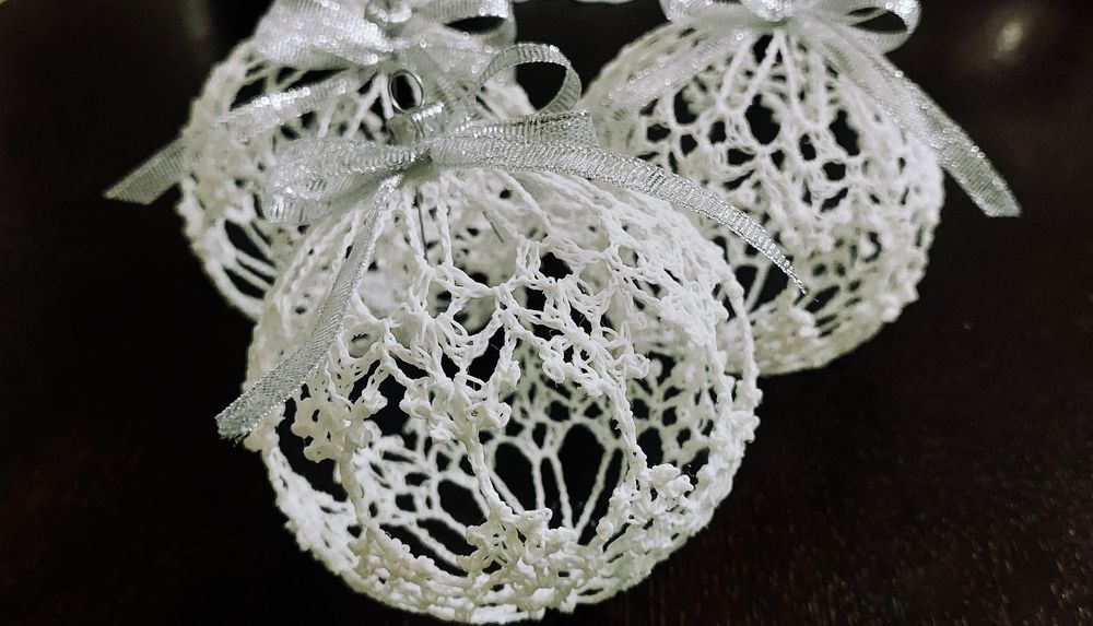 Szydełkowe bomki na choinkę