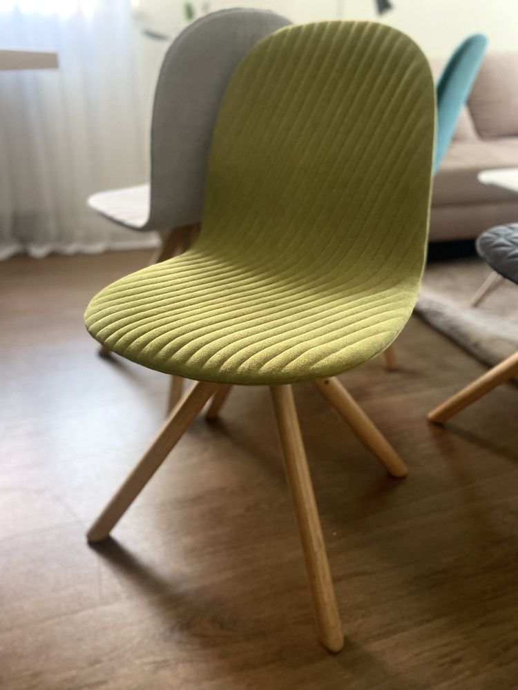 Krzesła tapicerowane 4 szt  super stan super jakość