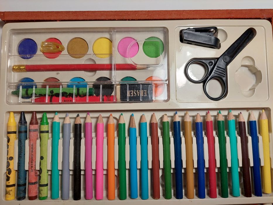 Conjunto de material escolar com caixa