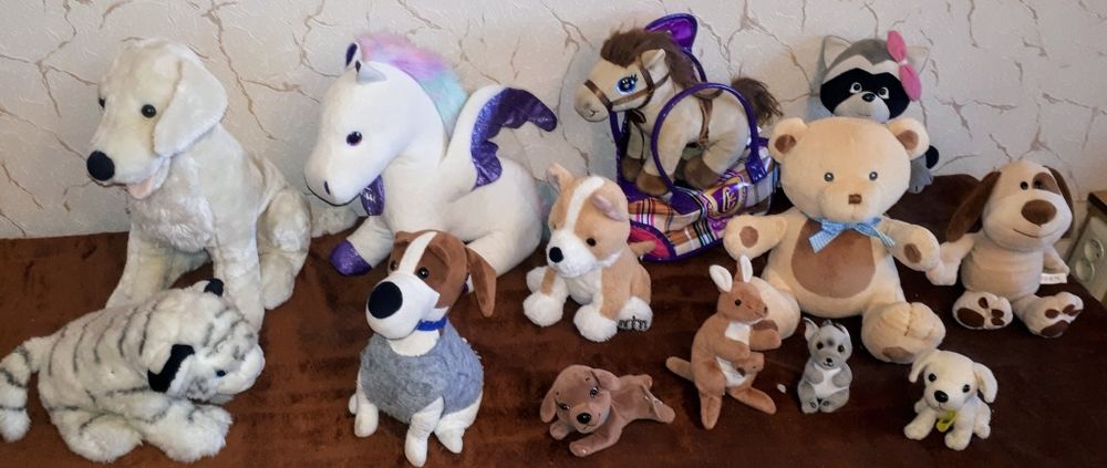 Большая коробка мягких игрушек. Не дорого. Примерно 40 шт.