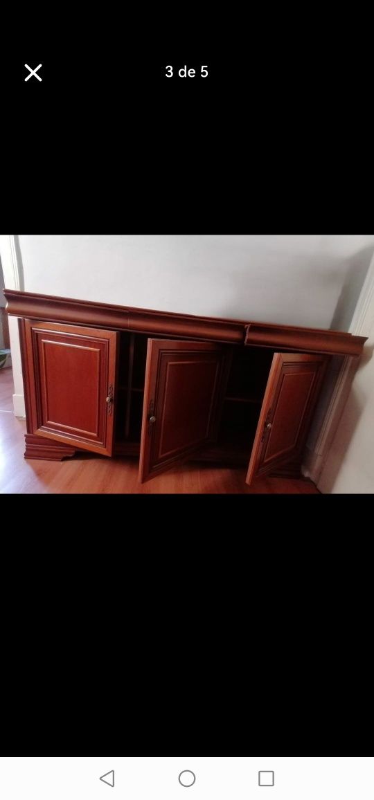 Móvel de sala com três portas e três gavetas