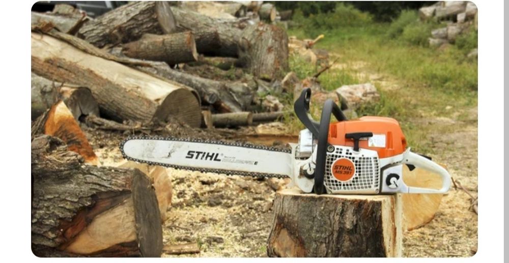 Cięcie drewna prace z piła motorowa związane