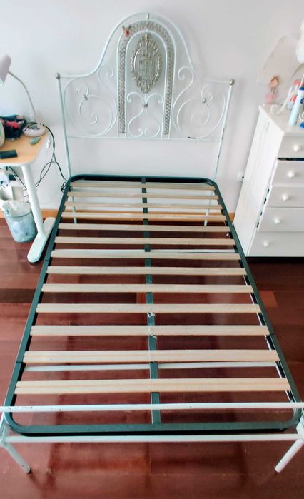 Cama solteiro em ferro
