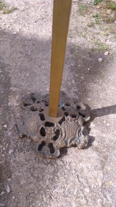 Cinzeiro de pé alto antigo