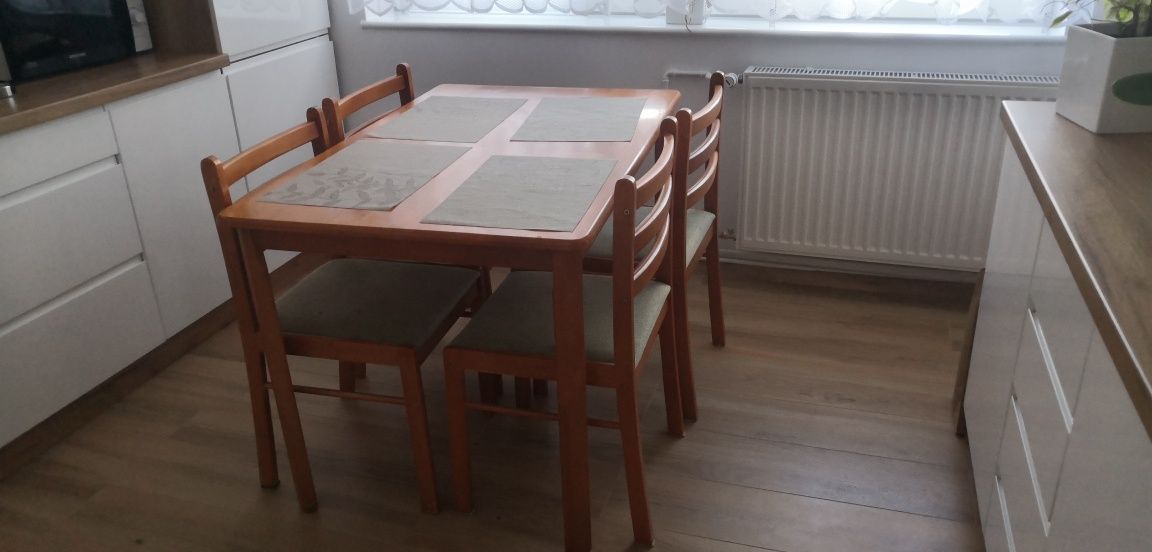 Stół plus cztery krzesła