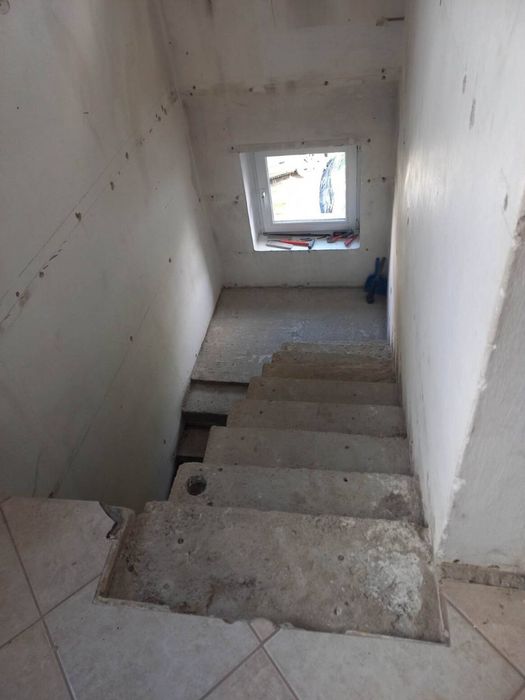 Wykończenia wnętrz, szpachlowanie i malowanie natryskowe agregatem.