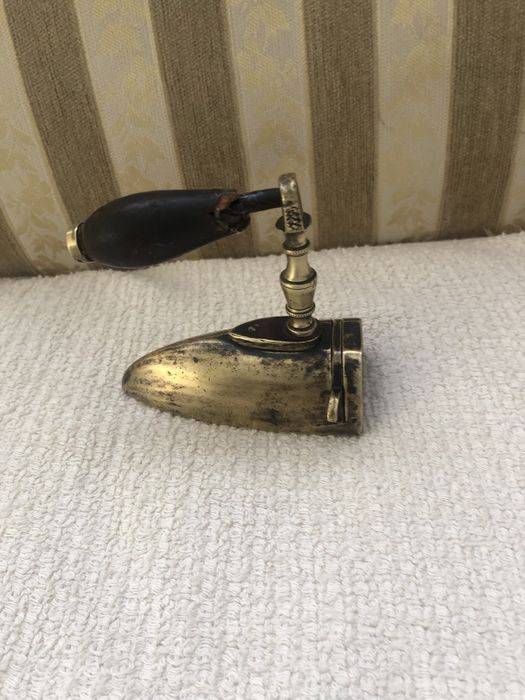 Mosiężne żelazko - miniaturka na duszę