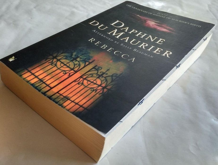 Книга на английском: "Rebecca" Daphne du Maurier. Жанр: роман.