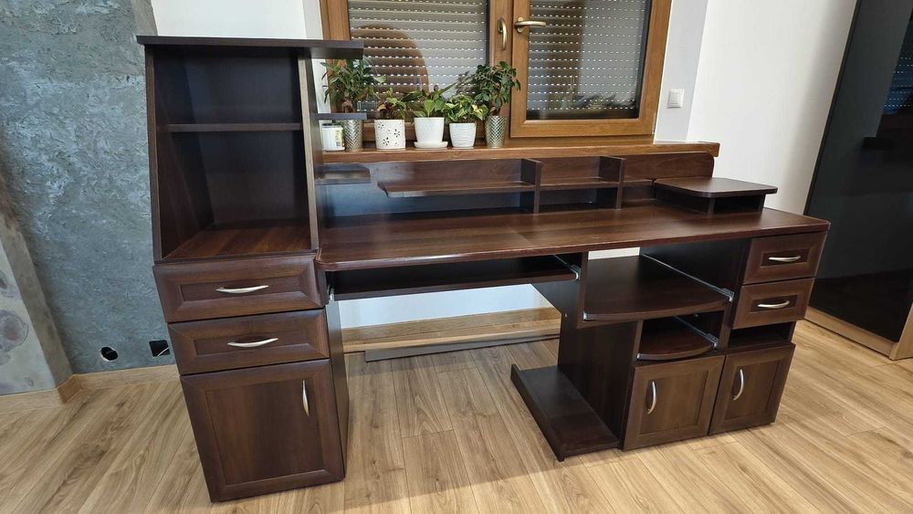 Duże, praktyczne biurko multimedialne