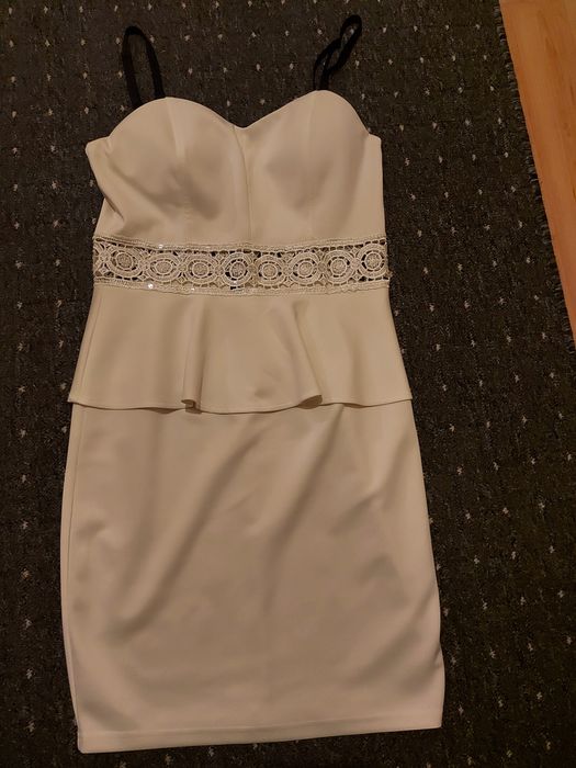 Sukienka z baskinką Missguided