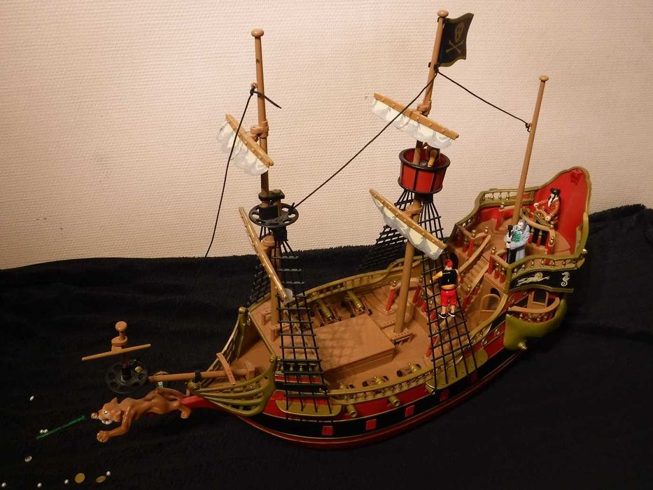 Piękny statek kapitana Sabertootha, Czarna Dama, z załogą i skarbem