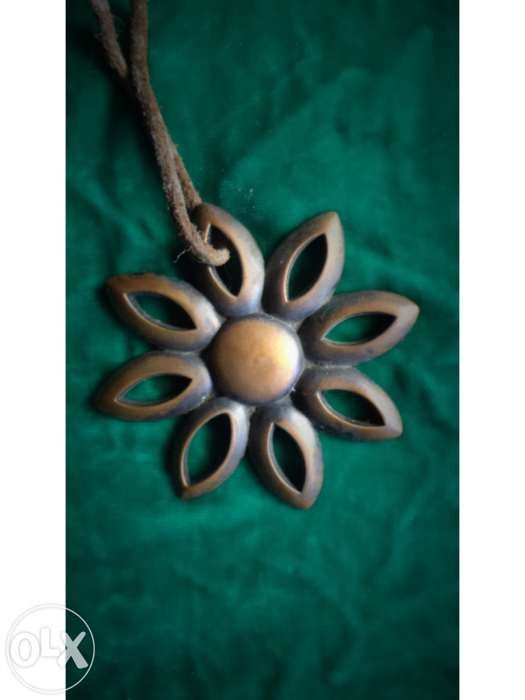 Pendente de metal com forma de flor