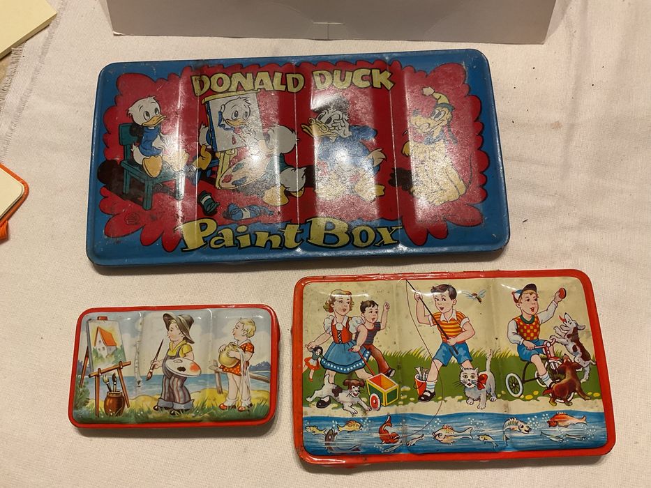 Caixas antigas em chapa de guaches, uma da Walt Disney