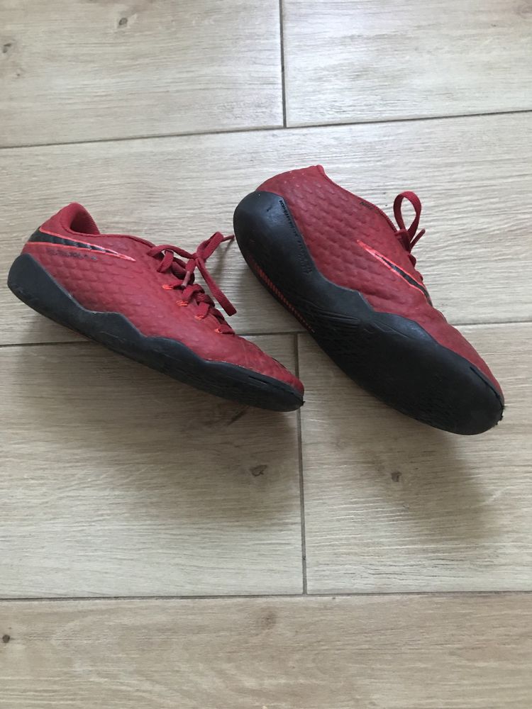 Buty sportowe Nike czerwone halówki