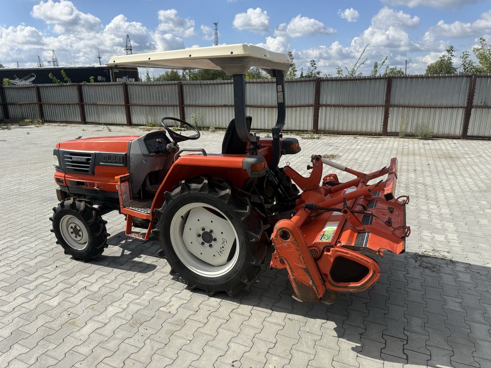 Японський трактор Kubota GL241