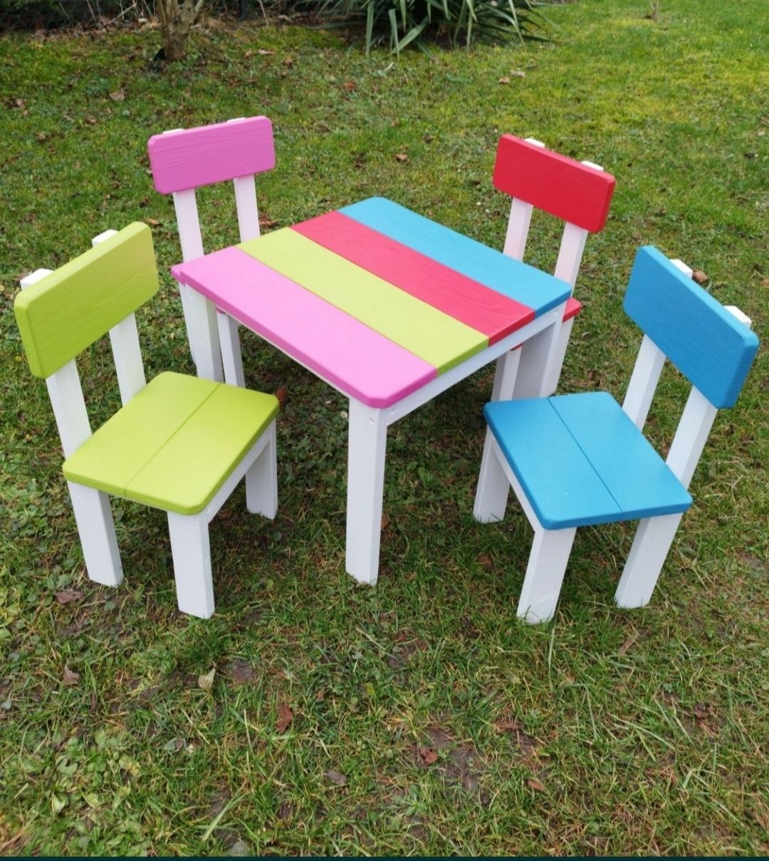 Stolik dziecięcy z 4 krzesełkami zestaw z drewna.