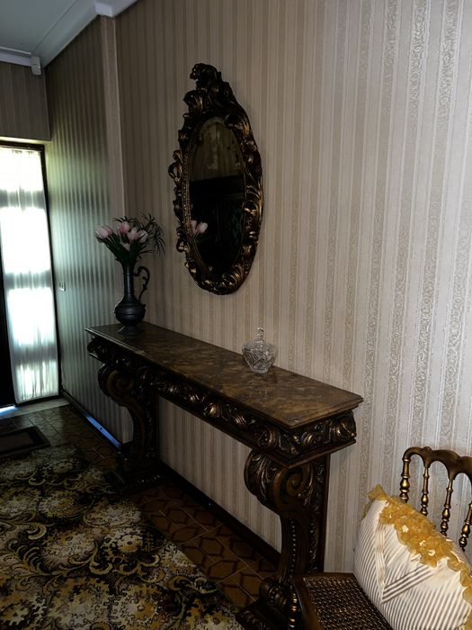 Credencia em talha dourada com gavetas