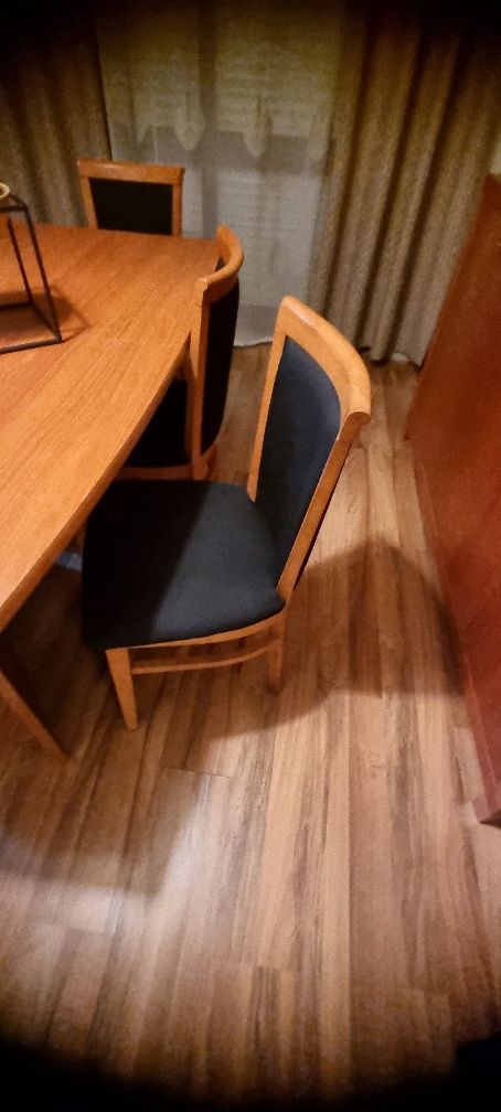 Mesa extensível + 6 cadeiras forradas a preto