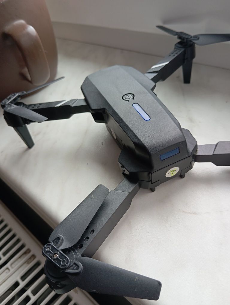 Dron z kamerą HD – składany, lekki, idealny dla początkujących

Opi