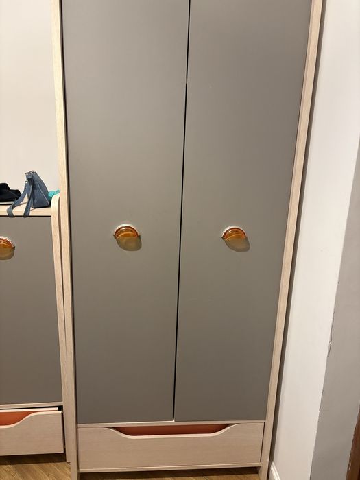 Zestaw mebli, szafa ubraniowa, komoda, szafka, biurko