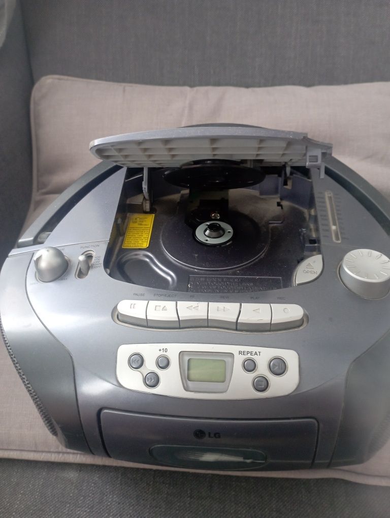 Радіо переносне LG, з  програвачем CD-R/RW та компакткасет.