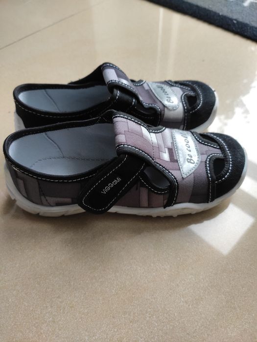 Zestaw nowych markowych butów 29