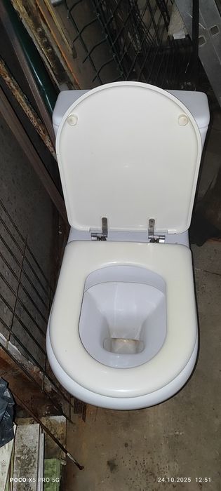 Сантехніка. Унітаз, умивальник.