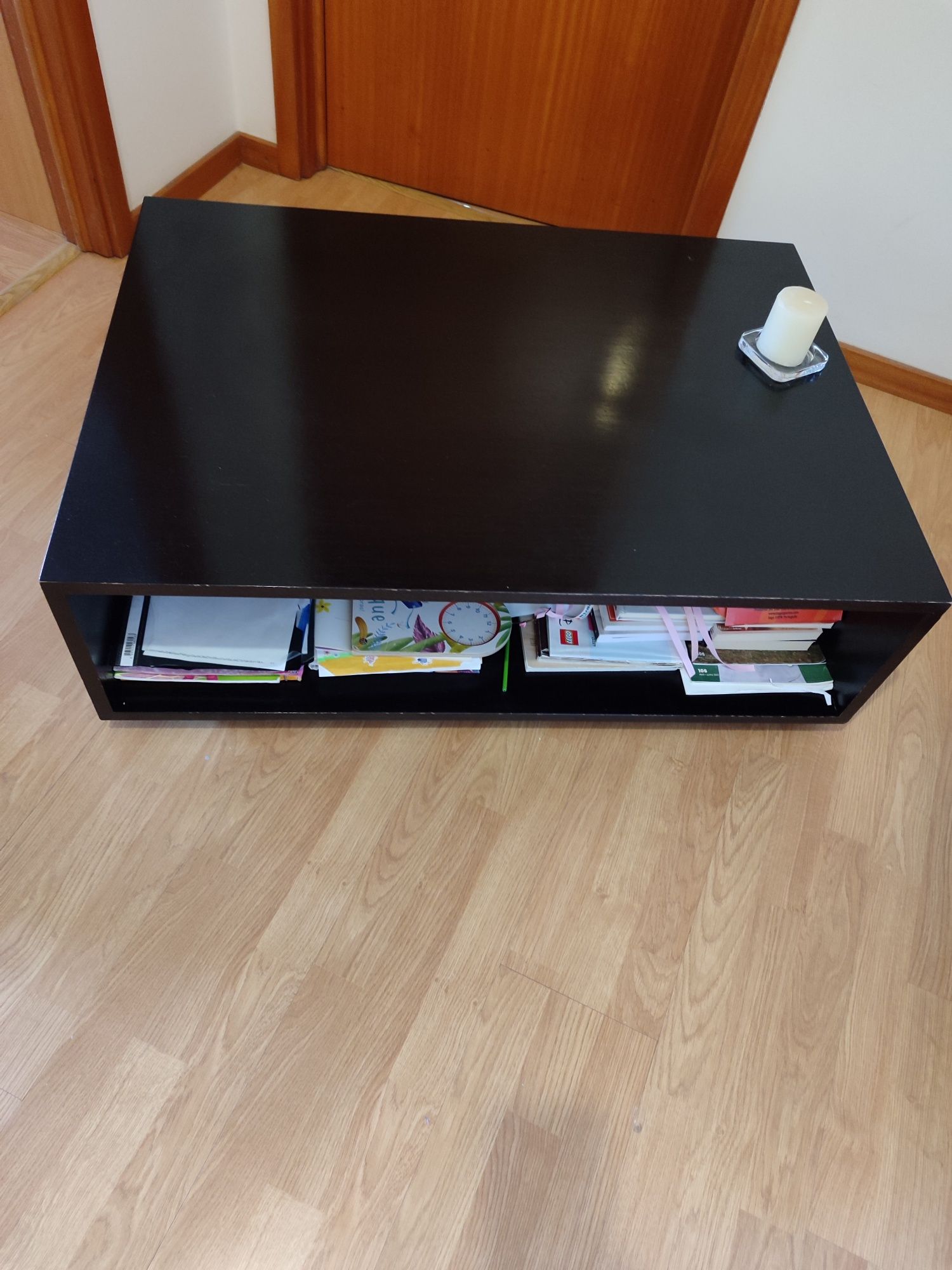 Mesa de centro para sala de estar em madeira maciça.
