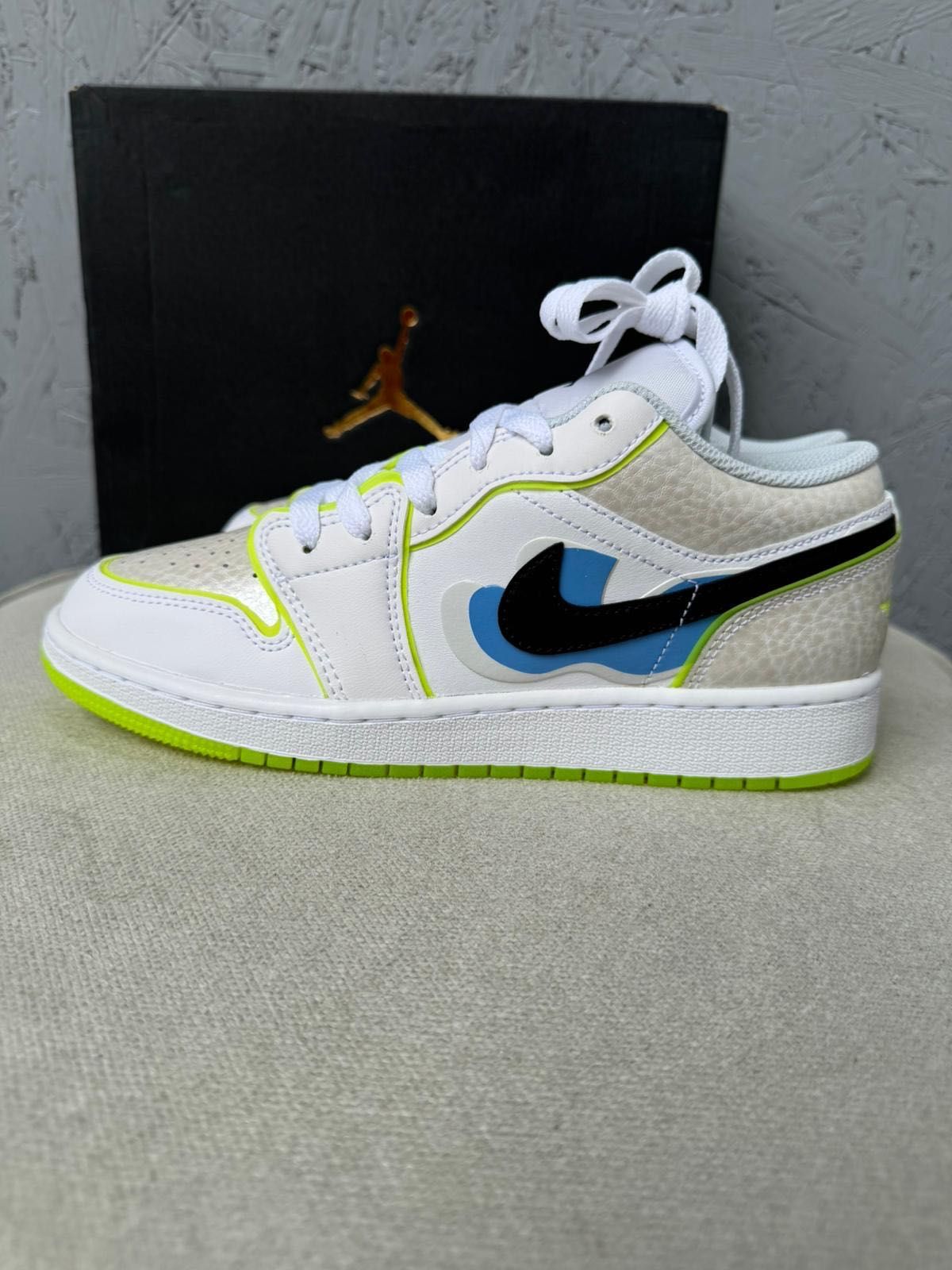 Nowe Sneakersy damskie AIR JORDAN 1 LOW SE białe srebrne 38