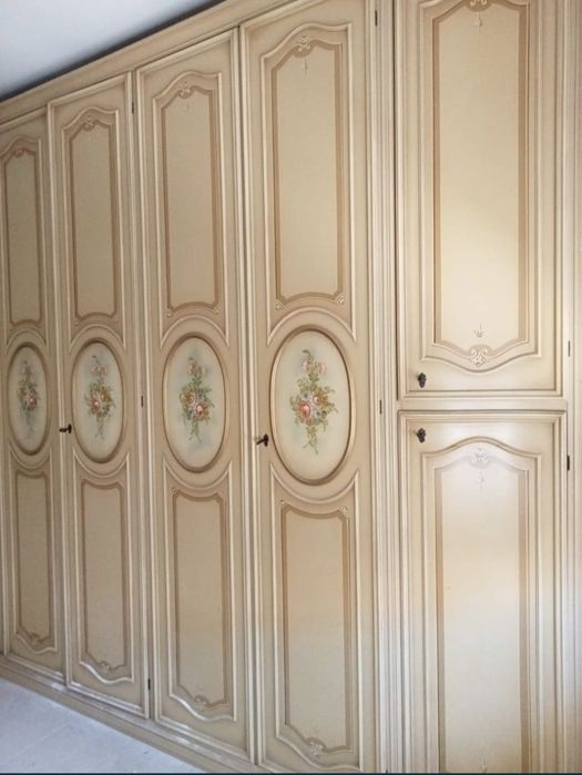 Guarda fatos em madeira maciça.