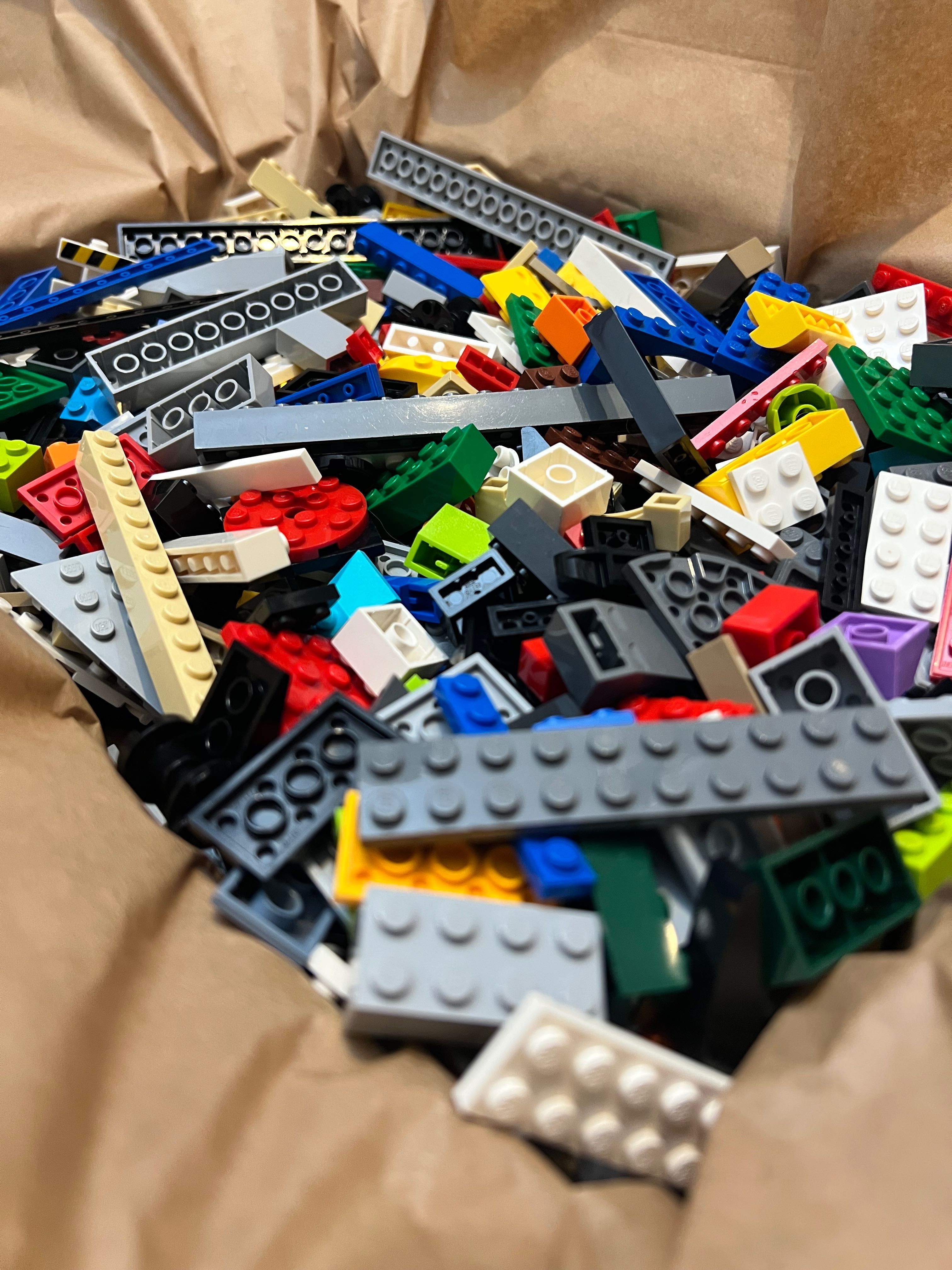 Klocki LEGO 1,5 kg - Pakiet Elementy Budowlane, Gotowe do zabawy!