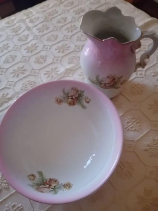 Vendo bacia e jarro