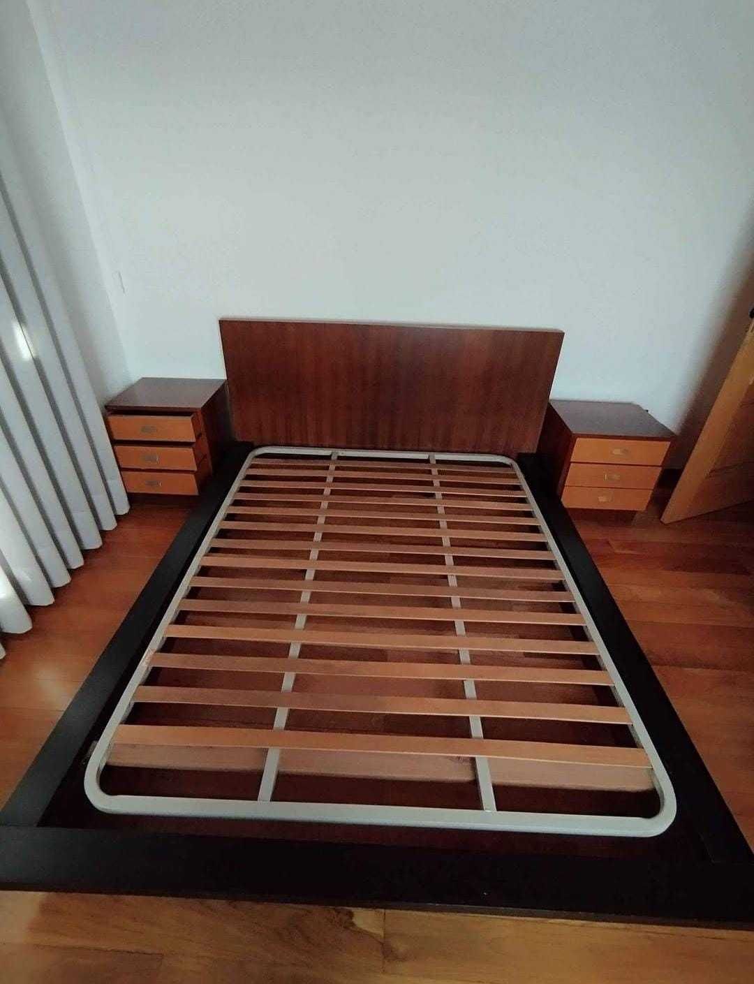 Cama com colchão + mesa de cabeceira