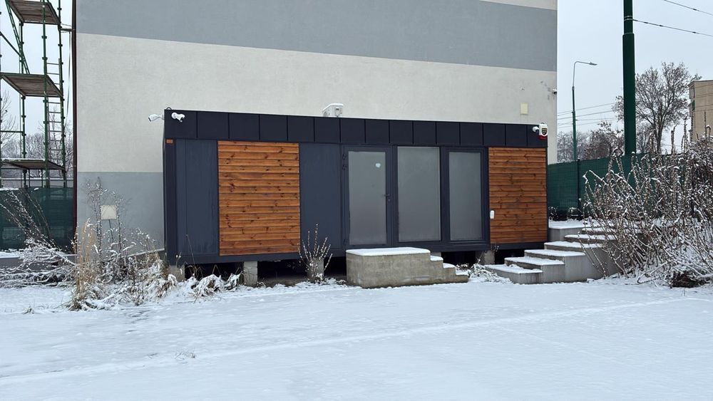 Nowoczesny kontener biurowy 8×3 m z klimatyzacja i wyposażeniem