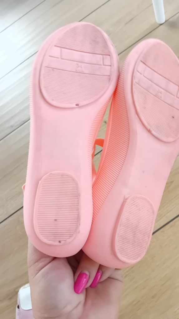 Sandałki  buciki  plastikowe