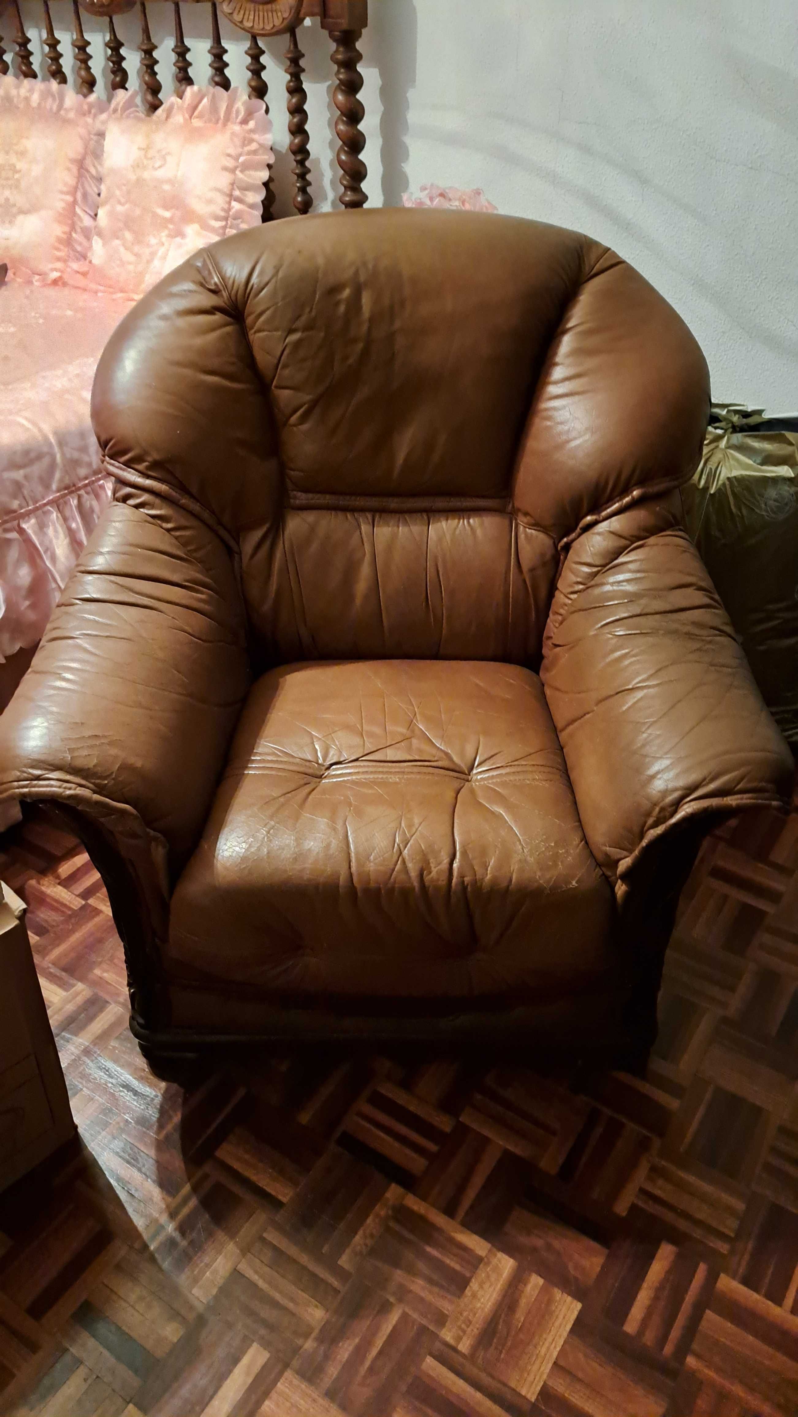 Conjunto de 2 sofas individuais em couro castanho