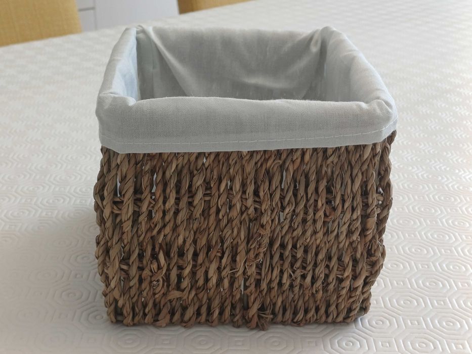 Cesto em verga forrado a pano