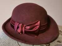 Elegancki bordowy kapelusz