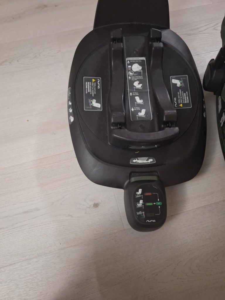 Fotelik samochodowy Nuna Pipa Next z bazą obrotową