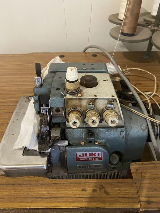 Промисловий оверлок Juki MO816 class df4 зі столом.
