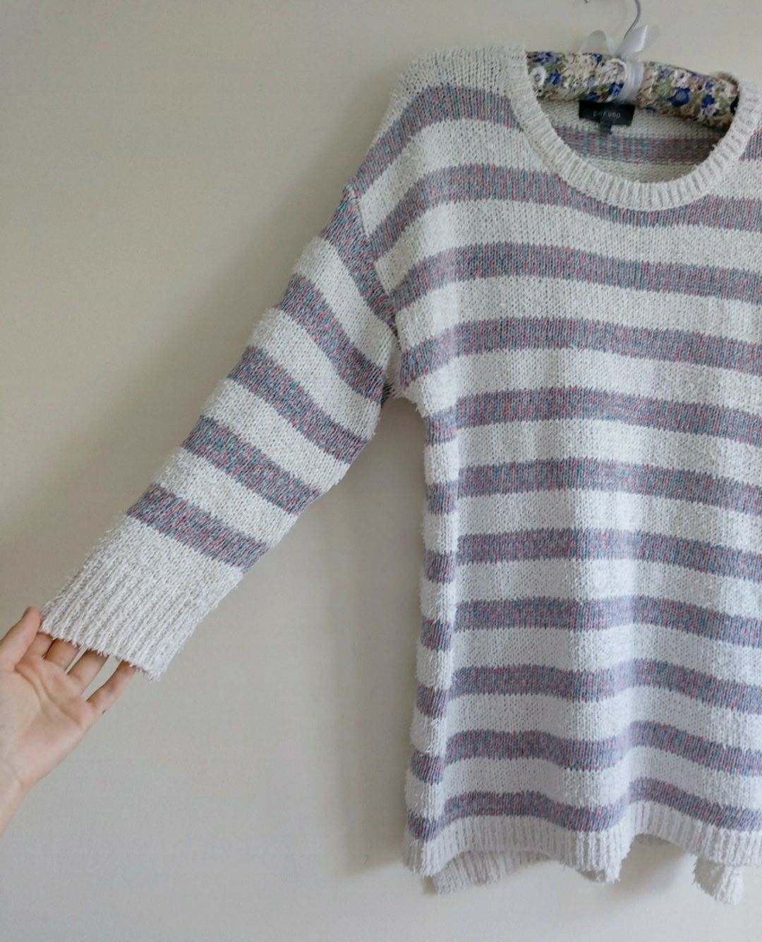 kolorowy sweter w paski plus size biało fioletowy