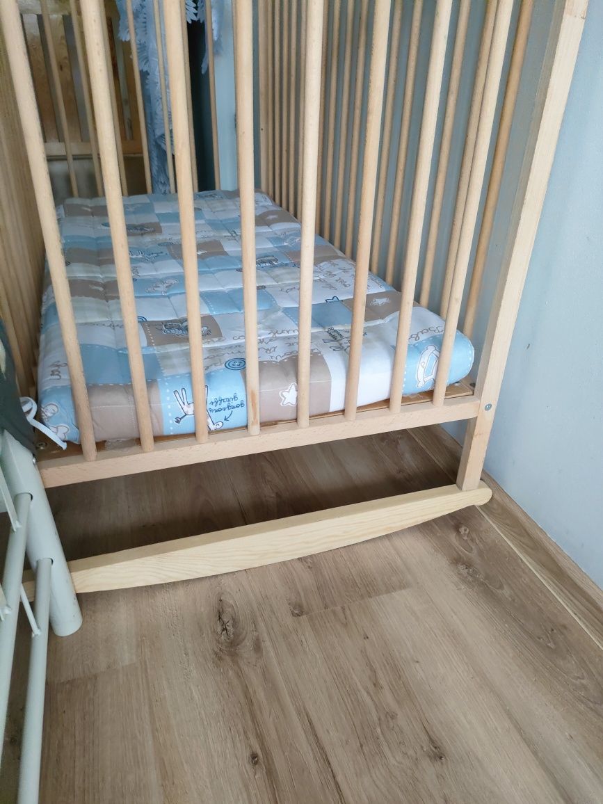 Drewniane łóżeczko